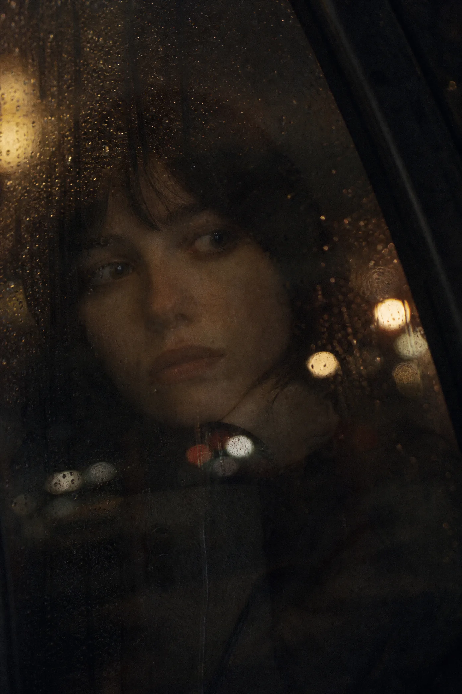 独立电影海报：雨夜窗前的女性面孔